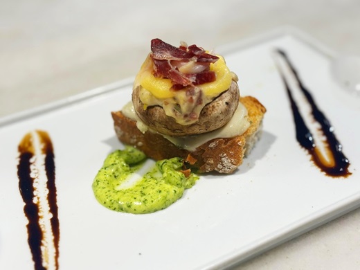 RESTAURANTE CONTINENTAL. Nombre: Champi. Champiñón relleno con una mezcla de puerro, champiñones, jamón y una reducción de verdejo Cuatro Rayas. Finalmente se hornea tras aderezarlo con queso Brie, virutas de jamón y una mahonesa especial de ajo y perejil. Tapa verdejo Cuatro Rayas. ( PUEDE AMPLIARSE)